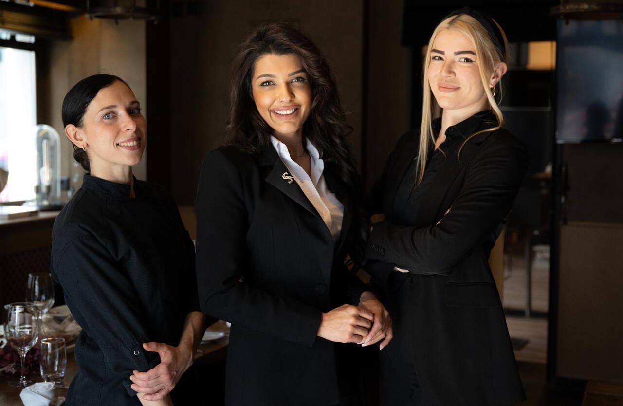 STRAUSS Winterthur Team Im STRAUSS steht hinter jeder köstlichen Kreation und jedem freundlichen Lächeln ein kreatives Team, angeleitet von Frauen, die mit Leidenschaft und Professionalität jeden Besuch zu einem besonderen Erlebnis machen. Von links nach rechts: Giulia Marciano, Küchenchefin, Tuba Özdemir Geschäftsführerin/Gastgeberin und Miriam Pelz, Restaurant-Leiterin.